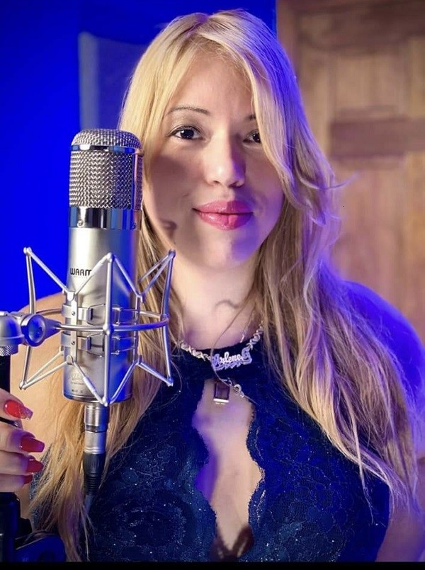 Arlene González in the recording studio