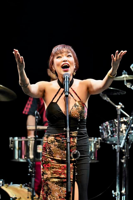 Nora Suzuki singing