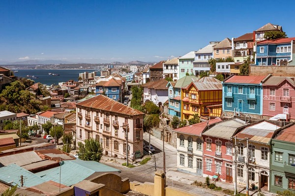 According to the 2017 census, it has a population of close to 300,000 people, and if we include its conurbation, the Valparaíso Metropolitan Area reaches 935,602 inhabitants, being the most populated in the region and the second most populated city after Greater Santiago, together with Greater Concepción