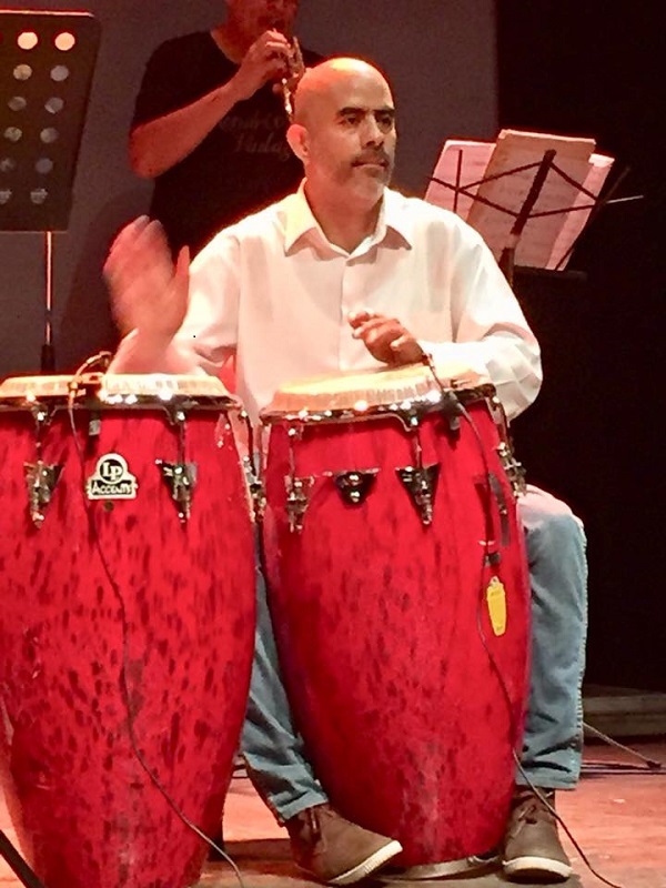 At the age of 15 he began his interest in percussion, hand in hand with his great friend and percussionist Juan Pablo Barrios and at 17 he began his career as a professional musician with the "Orquesta Canela" in 1994 and since then he has been part of many groups of the salsa genre, such as: "El Combo de Venezuela", "La Negramenta" and accompanying international artists such as Andy Montañez, Van Lester and Pedro Arroyo. 