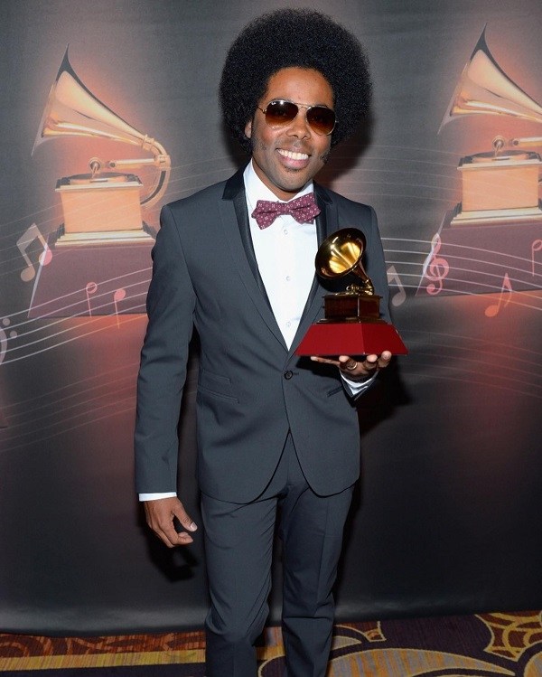 Alex Cuba holding his Grammy